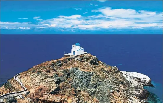  ?? VASILIS TSIKKINIS PHOTOS / GETTY ?? Una iglesia en la isla griega de Sifnos