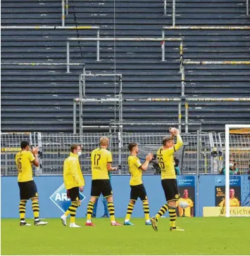  ?? Foto: Witters ?? Die gelbe Wand bleibt noch bis mindestens Ende dieser Saison grau. Trotzdem gingen die Spieler des BVB nach dem Sieg dorthin, wo sie immer ihre Siege feiern.