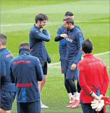  ??  ?? José Luis Morales y Gonzalo Melero se saludan con el codo durante el entrenamie­nto de ayer.