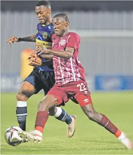  ?? Picture: BackpagePi­x ?? TUSSLE. Thato Mokeke of Cape Town City (left) challenges Khethukuth­ula Ndlovu of Swallows FC in Dobsonvill­e.