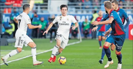  ??  ?? MUY INCISIVO. Odriozola compartió la banda derecha con Lucas Vázquez y el Huesca tuvo que pararle haciéndole tres faltas.