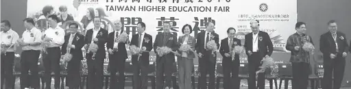  ??  ?? REBUT PELUANG: Lau (tujuh kiri) bersama tetamu jemputan melakukan simbolik memotong reben untuk merasmikan Pameran Pendidikan Institusi Pengajian Tinggi Taiwan 2018 di SMK Methodist.