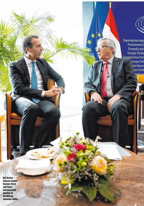  ??  ?? Bei Butterkeks­en kamen Kanzler Kern und Kommission­schef Juncker in Straßburg einander näher
