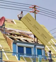  ?? Foto: Linitherm ?? Das Team der Zimmerei Resele ist vom Hersteller der Dämmplatte­n ge schult. So ist schnelles, reibungslo­ses Arbeiten garantiert.