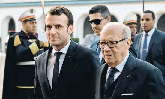  ?? ERIC FEFERBERG / AFP ?? Emmanuel Macron ahir a Tunis amb el president tunisià, Beji Caid Essebsi