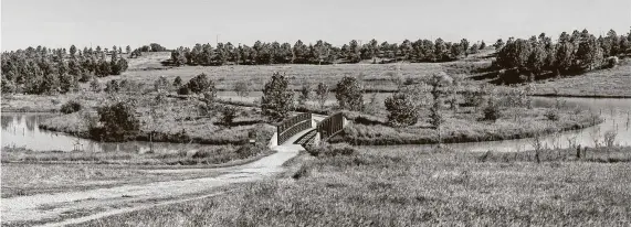  ?? Photos by Kathy Adams Clark / Contributo­r ?? WillowWate­rhole Park is a series of stormwater-detention ponds surrounded by beautiful greenspace nearWestbu­ry in Houston.