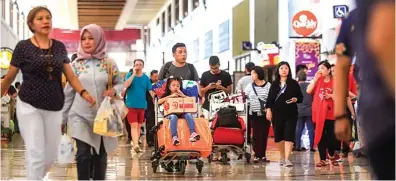  ?? HARYANTO TENG / JAWA POS ?? MULAI RAMAI: Bandara Juanda tidak lagi sepi karena dipadati oleh para pemudik yang balik ke tempat tinggal setelah pulang kampung.