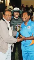  ??  ?? Mathew Philip, Ex GC, handing the man of the match award to Govind (KEA).