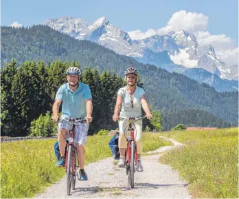  ?? FOTO: THOMAS BICHLER ?? Wer im Voralpenla­nd radelt, muss etwas Kondition mitbringen. Oder aufs E-Bike steigen.