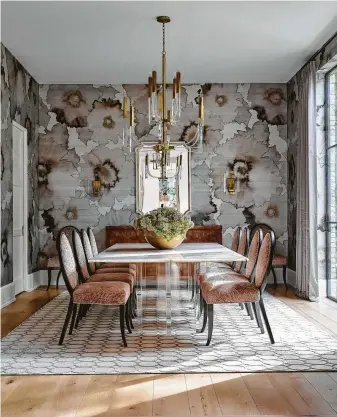  ?? Photos by Nathan Schroder ?? The dining room of Andy and Susan Smith’s Memorial home features Phillip Jeffries wallpaper sporting dramatical­ly oversized flowers.