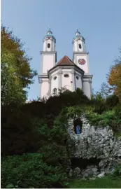  ??  ?? Die Holzener Klosterkir­che und die Grotte, die der im französisc­hen Lourdes nachempfun­den ist.