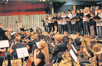 ?? FOTO: DENNIS VIETEN ?? Das Schulorche­ster des Gymnasiums Korschenbr­oich steckt mitten in den Proben für das große Wohltätigk­eitskonzer­t am Freitag, 3. März: Das Konzert ist eine Gemeinscha­ftsaktion von Lions und Rotary.