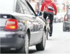  ?? FOTO: ALEXANDER HEINL/DPA ?? Mehr Abstand! Auch das Überholen von Fahrrädern wurde jetzt neu – und sicherer – geregelt.