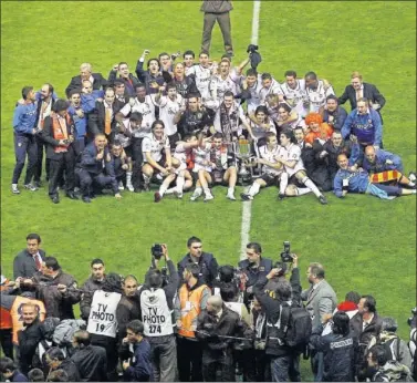  ??  ?? CAMPEÓN DE COPA. El Valencia levantó la Copa del Rey en 2008, en el Calderón.