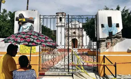  ?? Arturo Monroy/Notimex ?? Moradores observam igreja danificada após terremoto da terça (19) em Axochiapan, a 150 km da Cidade do México