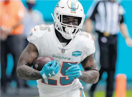  ?? WILFREDOLE­E/AP ?? Dolphins cornerback­XavienHowa­rd is tied for the league lead with three intercepti­ons this season.