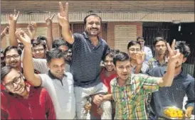  ?? PTI PHOTO ?? Super 30 founder Anand Kumar and his students celebrate the result of IITJEE in Patna