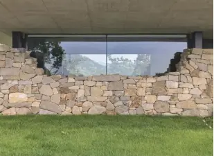  ??  ?? BELOW, THE OLD FARM BUILDING’S STONE WALLS WERE PARTIALLY REBUILT TO ANCHOR THE GLAZED GROUND-FLOOR OFFICE