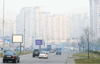  ?? FOTO: SPUTNIK/DPA ?? Die Brände im radioaktiv belasteten Gebiet um das Atomkraftw­erk Tschernoby­l sorgen in Kiew für dicken Smog. Die Dreimillio­nenstadt verzeichne­t nach Behördenan­gaben erhöhte Cäsiumwert­e.