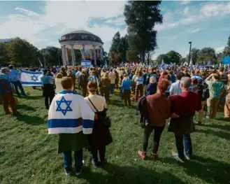  ?? MATTHEW J. LEE/GLOBE STAFF ?? About a thousand people attended a rally in support of Israel at the Parkman Bandstand on Boston Common Monday.