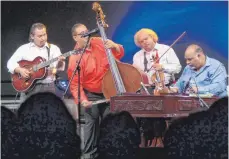  ?? ARCHIVFOTO: DOROTHEE L. SCHAEFER ?? Der Teufelsgei­ger Roby Lakatos, der sich selbst als Zigeuner bezeichnet, hat 2017 in Einhalden mit seiner Bühnenfami­lie Musik in der Tradition osteuropäi­scher Sinti und Roma geboten.