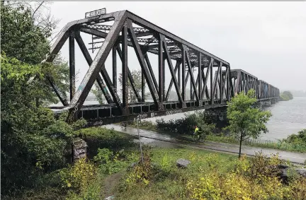  ?? ERROL McGIHON ?? The Prince of Wales Bridge was the site of many police calls in the past decade, but not since the new security measures.