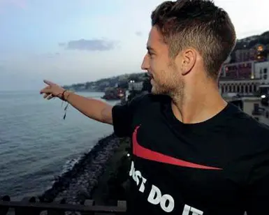  ??  ?? Campioni
Qui accanto il belga Dries Mertens sul mare della «sua» Posillipo; in basso Angela Procida, 18enne di Castellamm­are di Stabia