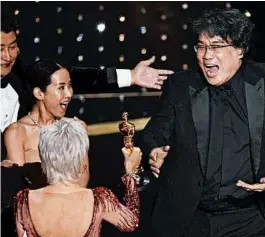  ?? CHRIS PIZZELLO/INVISION ?? Bong Joon Ho, right, reacts as Jane Fonda presents him with the award for best picture for “Parasite” on Sunday at the Academy Awards.