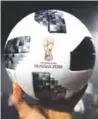  ??  ?? El balón Telstar 18 Adidas pelota oficial que será utilizada en el Mundial de Fútbol.