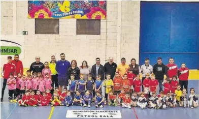  ?? FOTOS: LA VOZ ?? BEBÉS CON AUTORIDADE­S DE NÍJAR posando tras vivir una jornada de balompié formativo en una villa que apuesta por el deporte y hace historia en la pista con su equipo femenino.