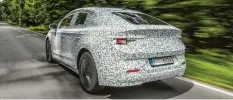  ?? Foto: Skoda ?? Noch getarnt, aber das coupéhafte Heck lässt sich bereits gut erkennen: Der Skoda Enyaq iV folgt dem Design‰Zeitgeist.