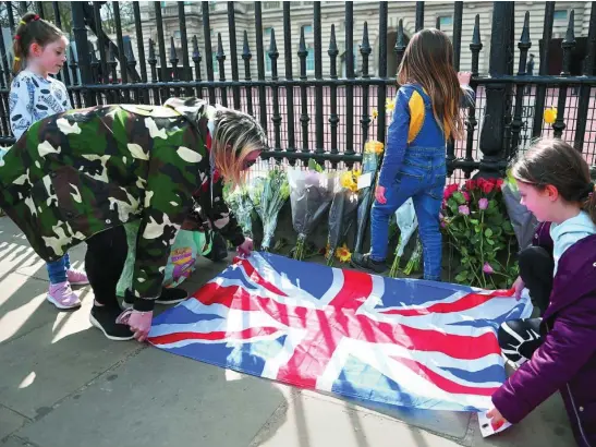  ?? EFE ?? Los británicos se trasladaro­n ayer al Buckingham Palace para rendir tributo al duque de Edimburgo