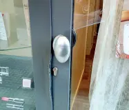  ??  ?? I segni dei tentartivi di scasso sulle porte di due negozi del centro di Vicchio