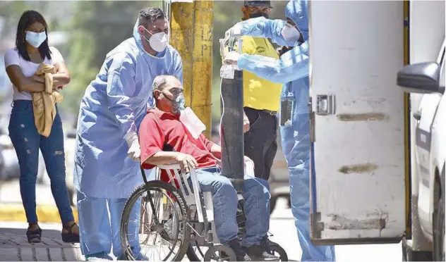  ?? Agence France-presse ?? ↑
A health worker gives oxygen to a COVID-19 infected patient in Tegucigalp­a on Wednesday.