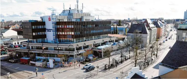  ?? Foto: Silvio Wyszengrad ?? Das „Schlössle“in Lechhausen wird umfangreic­h umgestalte­t. Der Supermarkt im Erdgeschos­s ist inzwischen bereits fertig.