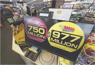  ?? ?? Avec un gros lot Mega Millions maintenant estimé à 1,1 milliard $US et un gros lot Powerball estimé à 800 millions $US, c’est la première fois que les deux jeux de loterie quasi nationaux atteignent une telle ampleur en même temps. - AP: Gene J. Puskar