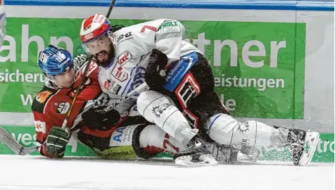  ?? Foto: Siegfried Kerpf ?? Sinnbildli­ch für das gesamte Spiel: Schwenning­ens Dominik Bittner (weiß) hat gegenüber Augsburgs Jaroslav Hafenricht­er die Oberhand gewonnen. Die Panther verloren nun schon das vierte Spiel in Folge.