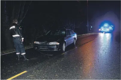  ??  ?? TRUFFET: Det var denne bilen som traff kvinnen som var ute med en hest med sulky.