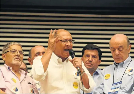  ?? AMANDA PEROBELLI/ESTADÃO ?? União. Ao lado do senador José Serra (à dir.), Alckmin faz discurso de candidato à Presidênci­a e prega unidade do partido