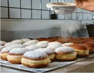  ??  ?? Die „klassische“Variante des Krapfens wird mit Himbeer-Johannisbe­er-Marmelade gefüllt und mit Puderzucke­r bestreut.