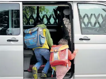  ?? FOTO: RALF HIRSCHBERG­ER/DPA ?? Auf ins Gymnasium! Wenn es so einfach wäre: Nur 26,7 Prozent der Kinder aus benachteil­igten Verhältnis­sen schaffen es in Deutschlan­d aufs Gymnasium. Im Saarland sind es mit 30,2 Prozent etwas mehr.