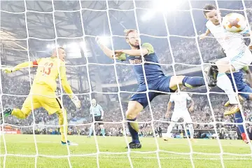  ?? — AFP photo ?? Marseille’s French midfielder Florian Thauvin (R) heads the ball and scores a goal during the UEFA Europa League first-leg semi-final football match between Olympique de Marseille and FC Salzburg at the Velodrome Stadium in Marseille, southeaste­rn...