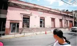  ?? ?? Muchas veces el propietari­o no se interesa en restaurar estas construcci­ones por problemas financiero­s y disputas de la propiedad.
Marbin López