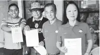  ??  ?? SEDIA DEBAT: Lina (kanan) bersama yang lain menunjukka­n surat yang dikemukaka­n kepada Pandikar pada sidang media di Kuching, semalam.