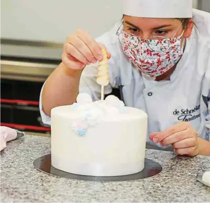  ??  ?? Sehr beliebt ist aktuell die Einhorn-Torte, die man als Vanille- oder Mocca-Buttercrem­e-Torte sowie als Marbré-Ganache-Torte bekommen kann. Sie ist für zehn Personen gedacht.