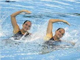  ?? EFE ?? Las mellizas. Etel y Sofía Sánchez, puro arte en el agua de la pileta.