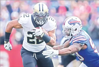  ??  ?? El running back Mark Ingram, de Santos de Nueva Orléans, tocó tres veces la zona prometida, la mejor cifra en su carrera, en la paliza que su equipo le propinó a los Bills de Búfalo ■ Foto Afp