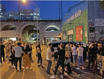  ??  ?? Auch vor dem Hive in Zürich gab es am Samstag eine lange Schlange. 20MIN