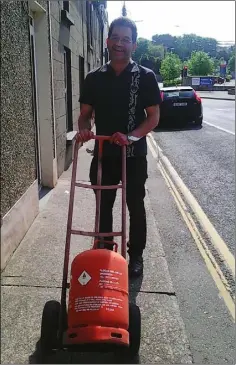  ??  ?? Hasan Sunguroglu makes his last gas cylinder delivery in town.