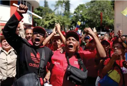  ??  ?? MANIFESTAC­IÓN. Seguidores de Nicolás Maduro le aclaman mientras el mandatario lee un discurso en la Asamblea Constituye­nte. (EFE)